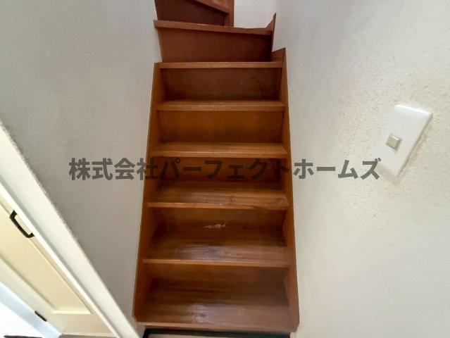 枚方市尊延寺５丁目の一戸建ての内装|明るい色調の室内です