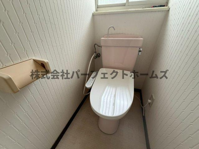 枚方市尊延寺５丁目の一戸建てのトイレ|2階トイレです