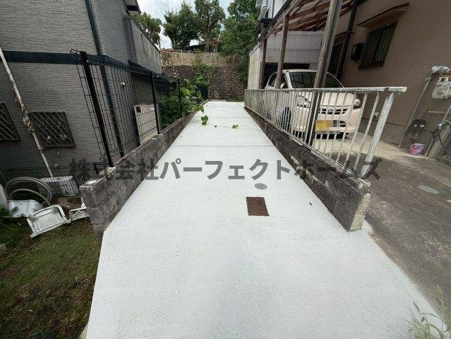 枚方市尊延寺５丁目の一戸建ての駐車場|車をお持ちの方に嬉しい駐車場付きの物件です