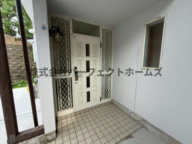 枚方市尊延寺５丁目の一戸建ての玄関|落ち着いた玄関です