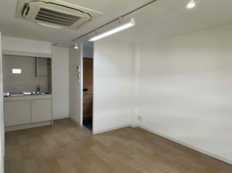 【居間・リビング】 | コーポ西脇 | 大きなエアコンが付いているお部屋です！