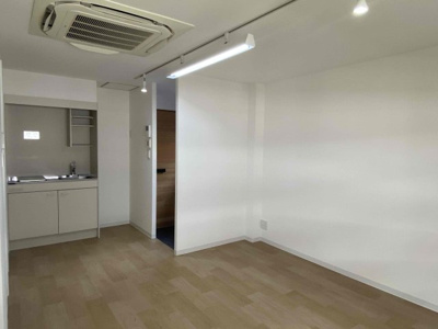 【居間・リビング】 | コーポ西脇 | 大きなエアコンが付いているお部屋です！