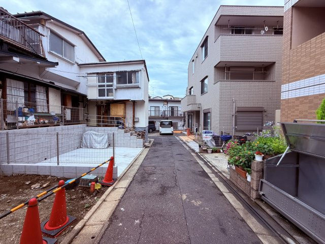 【前面道路含む現地写真】 | 品川区西五反田４丁目　建築条件付き売地 | 前面道路は見通しが良く、明るい街並みが広がります