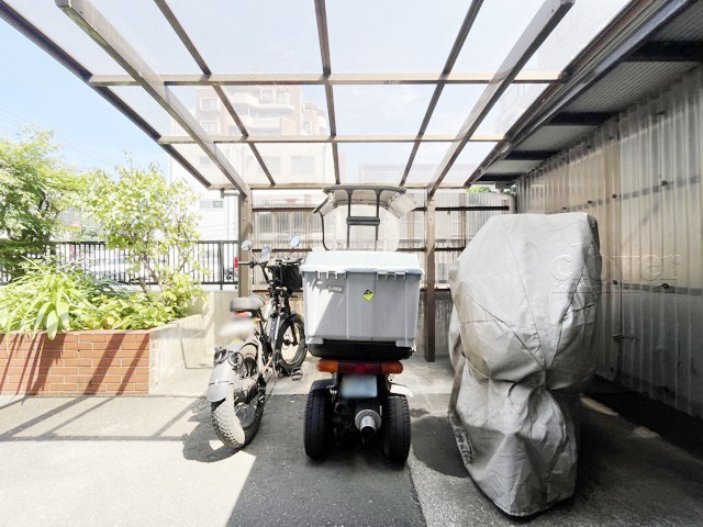 【駐車場】 | オアシスマンション・プレジデント山王 | バイク置き場。空き区画の有無や駐輪料金、サイズおよび排気量規定などについては、改めてお問い合わせください。～即日のご見学可能～　お問合せはお気軽にどうぞ。
