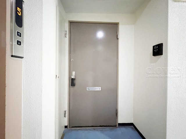 【その他共用部分】 | オアシスマンション・プレジデント山王 | 皆様をお迎えする、お部屋の玄関ドア。開けやすさや開放角度、ドアノブの操作しやすさや鍵の形状などを、現地で一度ご確認ください。～即日のご見学可能～　お問合せはお気軽にどうぞ。
