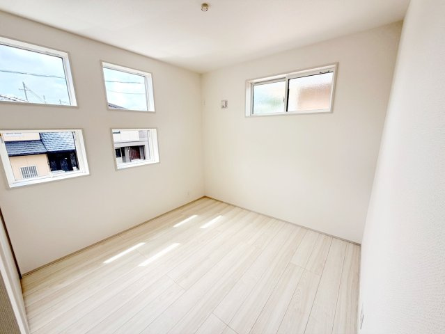 藤枝市志太3丁目　の洋室