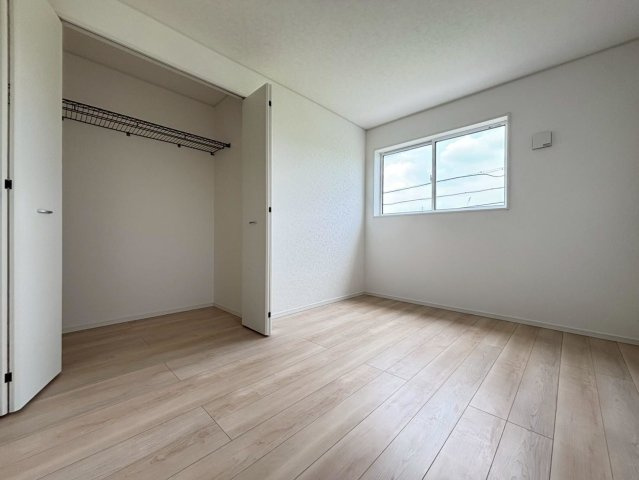 クワイエ　山県市東深瀬第1　全1区画分譲の洋室|建具やクロスなどをトータルデザインでコーディネートしており、室内に落ち着きと安らぎを与えてくれます。
全居室収納付き！寝室やお子様のお部屋がスッキリ片付きます。