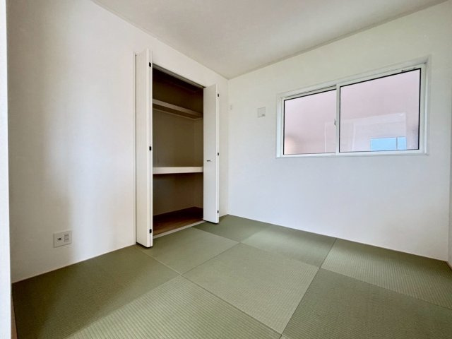 クワイエ　山県市東深瀬第1　全1区画分譲の和室|一室あると便利な和室は、来客時はもちろん、お子様のお昼寝や遊び場、寝室としてもご利用いただけます。
日本の良き文化を引き継ぐ、色々な用途で使える、癒しの空間です。