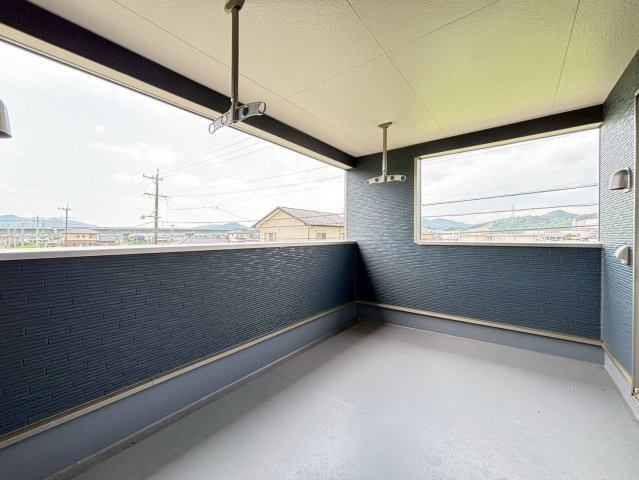 クワイエ　山県市東深瀬第1　全1区画分譲のバルコニー|バルコニーは南向きで洗濯物もよく乾きます！強度と表面積硬度を持つFPRで防水しています。