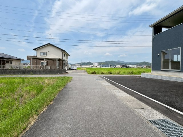 クワイエ　山県市東深瀬第1　全1区画分譲の前面道路含む現地写真|■前面道路　■ヤマダ不動産　株式会社リライフ　
■夢のマイホーム購入をフルサポートします！