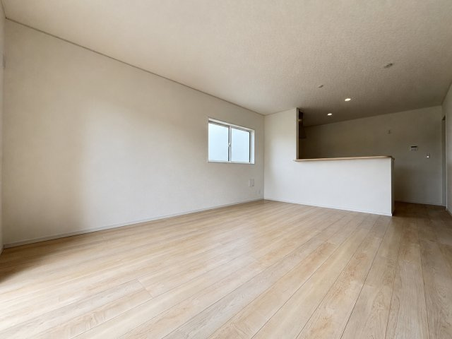 クワイエ　山県市東深瀬第1　全1区画分譲の居間・リビング|フローリング材は木目調でナチュラルな美しさ。様々な傷やクラックの発生を大幅に抑える特殊加工済みです。
床材に受ける様々な傷や、温度・湿度変化によるクラックの発生を大幅に抑える特殊加工を施工済み。