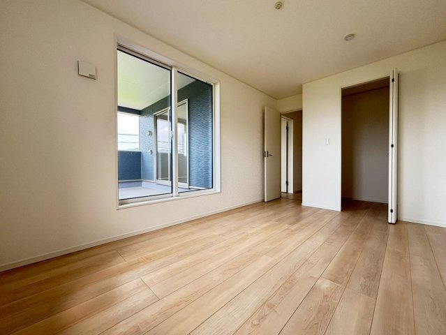 クワイエ　山県市東深瀬第1　全1区画分譲の寝室|全居室にたっぷり収納できる大型収納を設置。窓ガラスは、断熱性能や結露防止効果の高いペアガラスを採用！
高い断熱性と共にガラス面の結露対策にも効果を発揮し湿気によるカビの発生を抑止します。