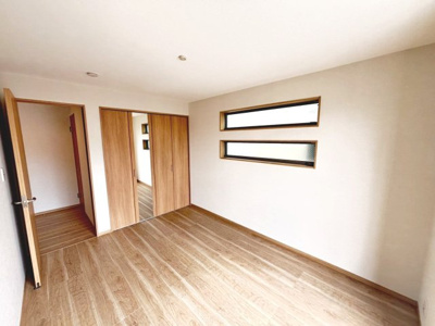 【洋室】 | 南余部　新築一戸建 | 全居室２面採光ですので、明るく風通しの良い室内に気持ちも明るくなりますね♪