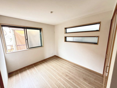 【洋室】 | 南余部　新築一戸建 | 美原にしこども園まで徒歩１０分ですので、小さなお子様のいるご家庭も安心ですね！