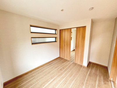 【洋室】 | 南余部　新築一戸建 | 全室収納有！収納場所に困らず綺麗な室内を保てそうですね！クローゼットに鏡が付いているので、服を選んですぐに全身のバランスチェックができるから、毎日のコーディネートが楽しくなりますね！