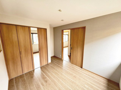 【洋室】 | 南余部　新築一戸建 | パントリーありますよ！キッチン周りもすっきり片付きますね♪