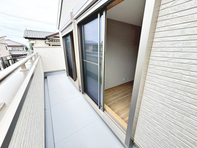 【バルコニー】 | 南余部　新築一戸建 | ２部屋に面したバルコニーですので、家事の効率も上がりますね！