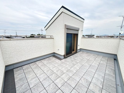 【バルコニー】 | 南余部　新築一戸建 | 屋上スカイリビングありますよ！天気のいい日に屋上でランチやガーデニングや家庭菜園も楽しめそうです♪大きなシーツや布団も一気に干せますね！