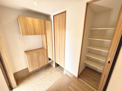 【玄関】 | 南余部　新築一戸建 | 玄関にシューズボックスありますよ！玄関周りもスッキリ片付きますね♪
