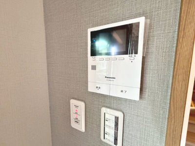 【防犯設備】 | 南余部　新築一戸建 | ＴＶモニター付きインターホンですので、突然の来客時にも外の様子が確認できて安心です♪