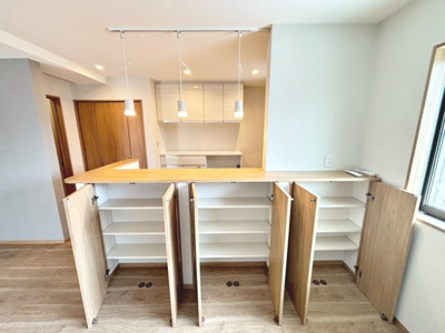 【収納】 | 南余部　新築一戸建 | キッチンカウンターの下にも収納があります！家族の思い出も大切にしまっておけますね！