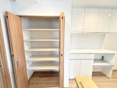 【収納】 | 南余部　新築一戸建 | パントリーありますよ！キッチン周りもすっきり片付きますね♪