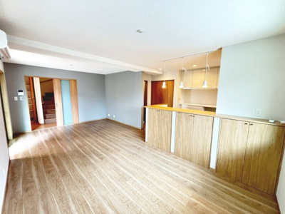 【居間・リビング】 | 南余部　新築一戸建 | 令和８年６月完成済！綺麗なお住まいで新生活始めませんか♪現地見学当日から予約可能です！是非現地にてご確認ください♪