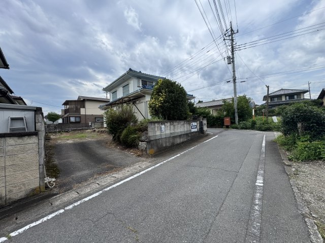 高崎市箕郷町生原　中古住宅の前面道路含む現地写真|現地写真　東側接道幅員約4.1ｍ　北側接道幅員約4.1ｍ
