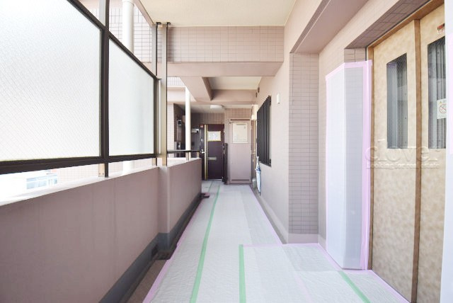 【その他共用部分】 | キャッスルマンション小岩 | 共用廊下です。ここもきれいに清掃されています。周囲のお部屋の様子も、ぜひ伺ってみてください。～即日のご見学可能～　お問合せはお気軽にどうぞ。

