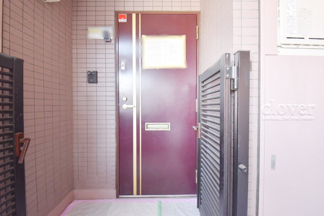 【その他共用部分】 | キャッスルマンション小岩 | 皆様をお迎えする、お部屋の玄関ドア。開けやすさや開放角度、ドアノブの操作しやすさや鍵の形状などを、現地で一度ご確認ください。～即日のご見学可能～　お問合せはお気軽にどうぞ。
