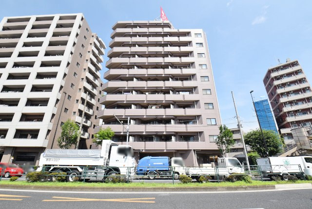 【外観】 | キャッスルマンション小岩 | 青空によく映える建物です。手入れの行き届いた外壁やマンション正面エントランスなど、綺麗な姿をぜひ一度、現地にてご覧ください。～即日のご見学可能～　お問合せはお気軽にどうぞ。
