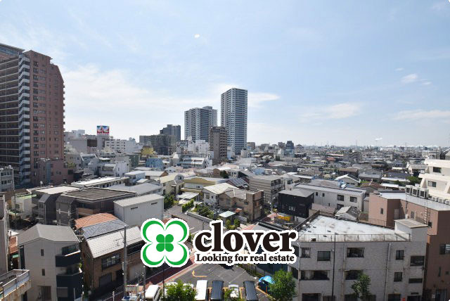 【展望】 | キャッスルマンション小岩 | 眼前に広がる空の雄大さと、このお部屋の自慢の一つである「眺望」をご覧ください。毎日、この景色を独り占めできる新生活に夢が広がります。～即日のご見学可能～　お問合せはお気軽にどうぞ。
