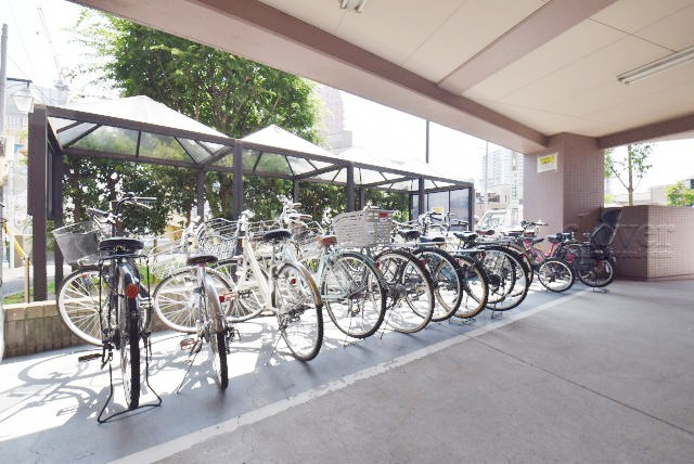 【駐輪場】 | キャッスルマンション小岩 | 自転車置き場。マンションの共用部にあたります。空きの有無や駐輪料金、各戸の台数制限などについては、改めてお問い合わせください。～即日のご見学可能～　お問合せはお気軽にどうぞ。
