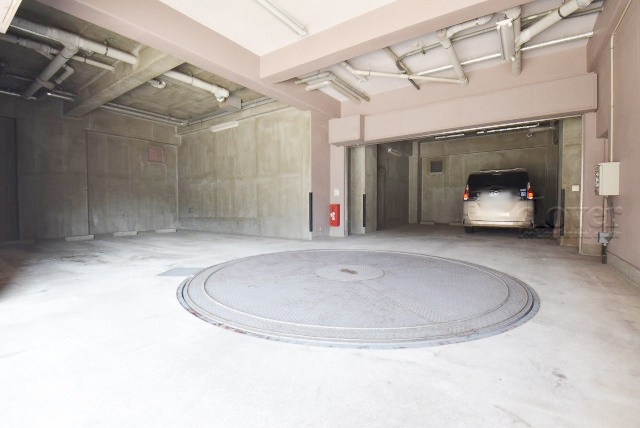 【駐車場】 | キャッスルマンション小岩 | マンションの駐車場スペース。空きの有無や駐車料金、サイズ規定などについては、改めてお問い合わせください。～即日のご見学可能～　お問合せはお気軽にどうぞ。
