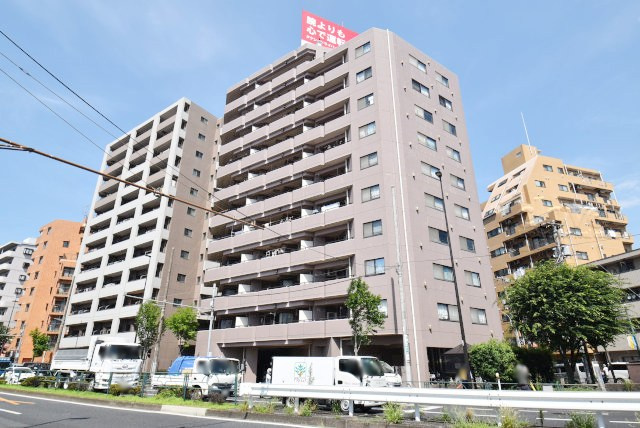 【外観】 | キャッスルマンション小岩 | 手入れの行き届いた外壁やエントランスなど、「見ればわかる」レベルで清潔感を保ったマンションです。築年数を感じさせない姿で皆様をお出迎えします。～即日のご見学可能～　お問合せはお気軽にどうぞ。
