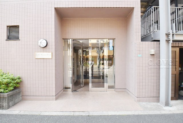 【エントランス】 | キャッスルマンション小岩 | オートロックを備えた、マンションのエントランス。やはりセキュリティの観点は欠かすことができません。皆様を“安全”に送り出し、出迎えてくれます。～即日のご見学可能～　お問合せはお気軽にどうぞ。
