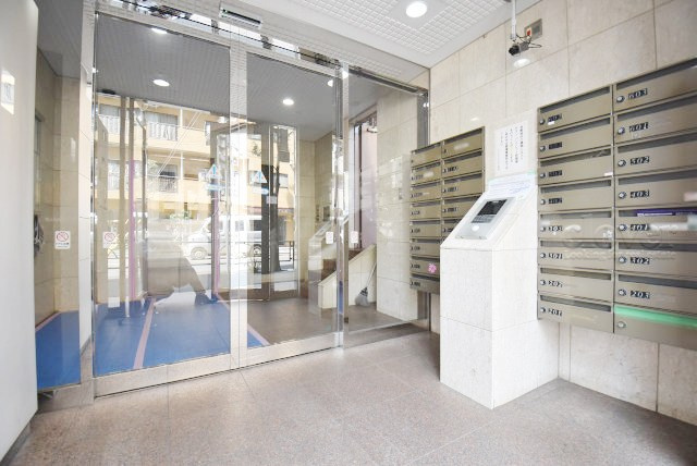 【ロビー】 | キャッスルマンション小岩 | マンションの建物内に入って最初に目にする空間が、このエントランスホールです。それほど広くはありませんが、しっかりと清潔感が保たれています。～即日のご見学可能～　お問合せはお気軽にどうぞ。
