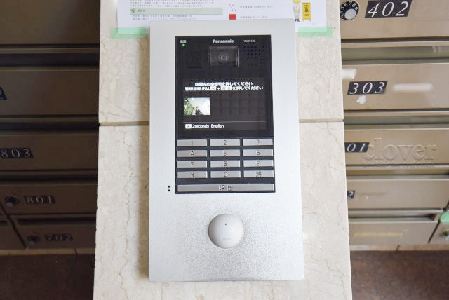 【防犯設備】 | キャッスルマンション小岩 | モニター（カメラ）付きのオートロックが備えられています。建物のセキュリティ能力の高さは、欠かすことのできないチェックポイントになります。～即日のご見学可能～　お問合せはお気軽にどうぞ。

