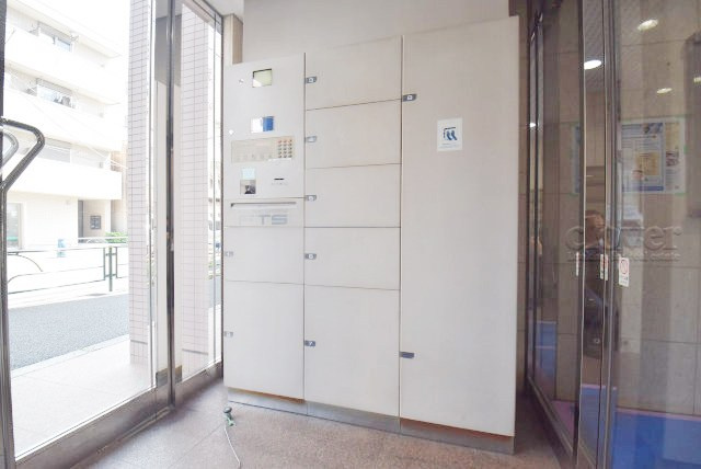 【設備】 | キャッスルマンション小岩 | 通勤や通学、おでかけなどで家をあけている間にも荷物を受け取れる宅配BOX。ネット通販や宅配サービスの利用頻度が高い人にとっても、うれしい設備です。～即日のご見学可能～　お問合せはお気軽にどうぞ。
