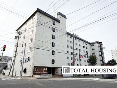 【外観】 | シーアイ・マンション宮の森 | 周辺の穏やかな住宅街に溶け込みながらも、しっかりとした佇まいと落ち着いた色合いが安心感を与えるマンションです。