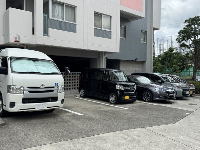 アーサヒルズD棟の駐車場