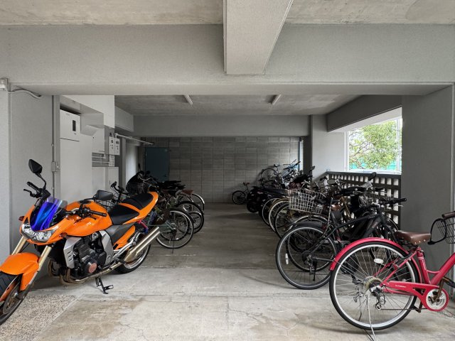 アーサヒルズD棟の駐車場