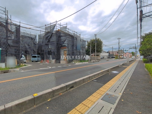 草加市西町 新築分譲住宅 全4棟 A号棟の前面道路含む現地写真