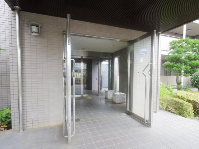 エステ・スクエア所沢のエントランス