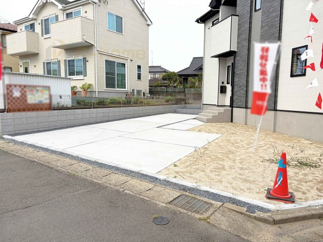 水戸市堀町26期　新築戸建て　1号棟の駐車場|カースペースは3台完備。ゲスト用のスペースも確保できますね♪