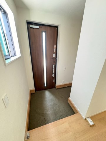 ◆価格変更◆須磨本町1期1号棟の玄関|SIC付きの収納もしっかりある玄関です（土間工事未完成）