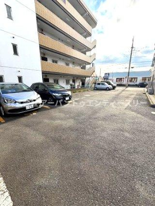 ハビテ小平の駐車場