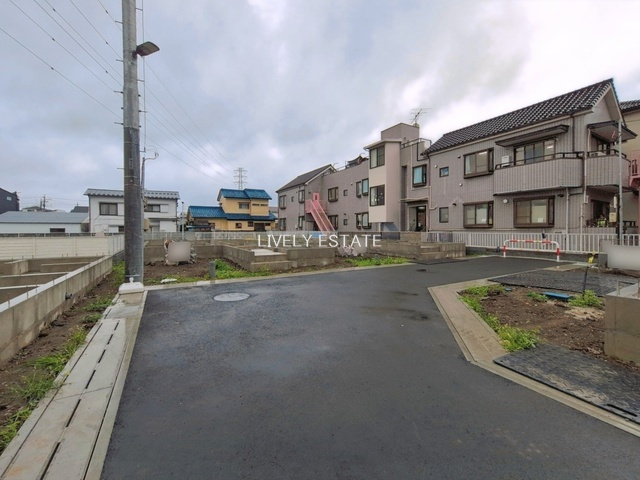 草加市西町 新築分譲住宅 全4棟 B号棟の前面道路含む現地写真
