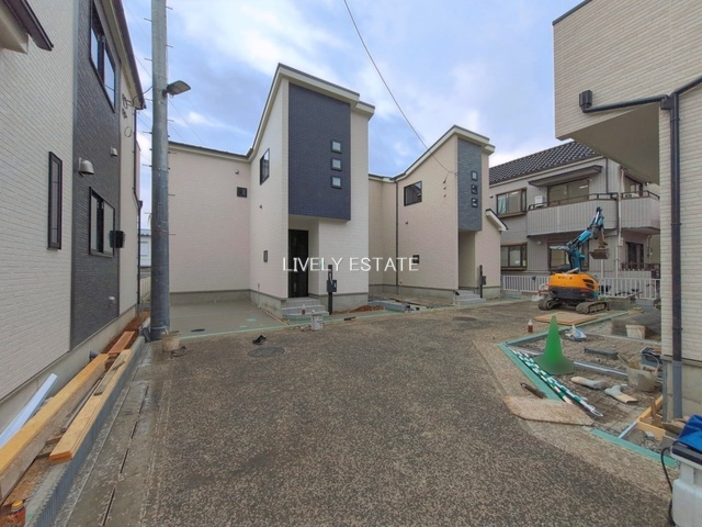 草加市西町 新築分譲住宅 全4棟 B号棟の前面道路含む現地写真