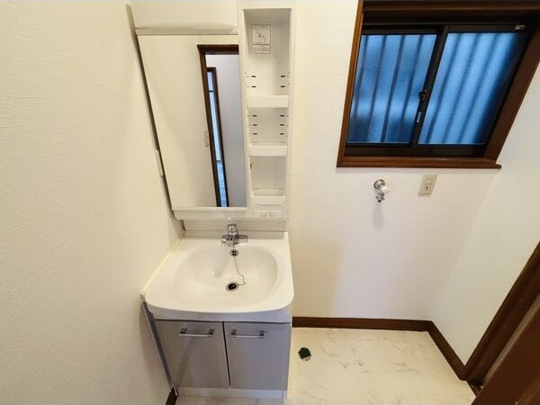 今津山中町戸建の洗面所